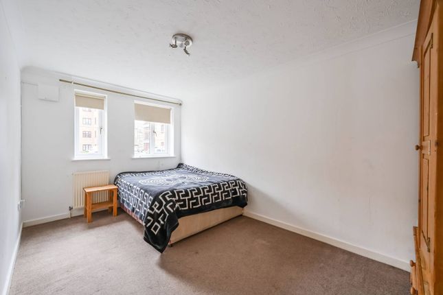 Flat to rent in Ireton Street, Mile End, London