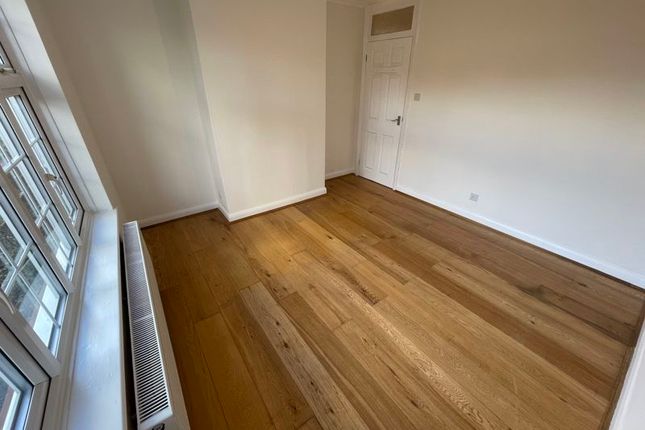 Flat to rent in Hale Lane, London