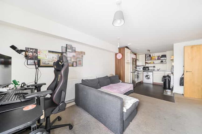 Mollison drive, Wallington photo 4