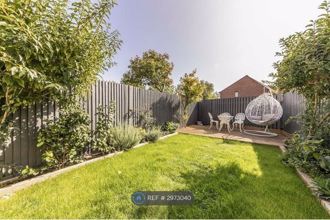 Denning Close, Hampton photo 5