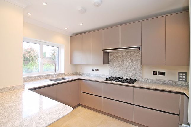 Town house to rent in Mews Close, Harrow