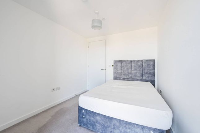 Flat to rent in City North East Tower, Finsbury Park, London