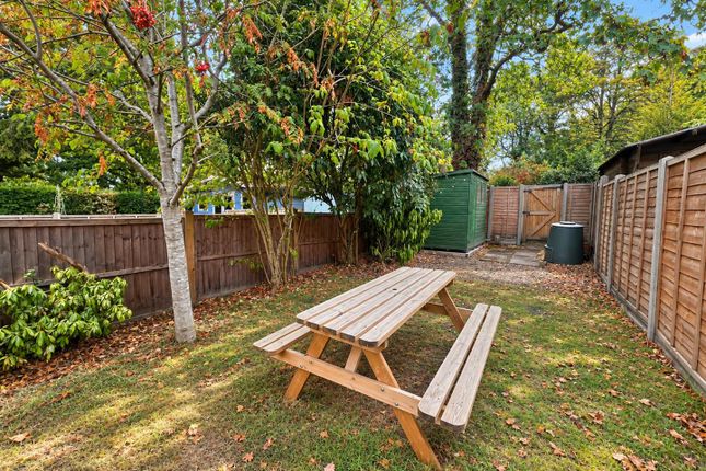 9, Barnes Close, Farnborough photo 4