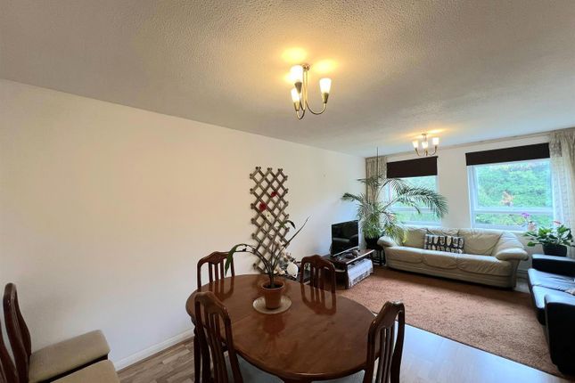 9, Elliott Close, Wembley photo 4