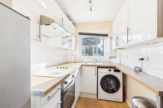Flat 13, The Glen, 15-17, Woodlands Road, Surrey photo 4