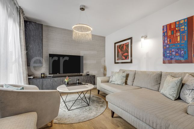 2-bed flat on Schoolhouse Lane, London, £450,000
