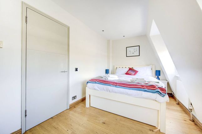 Flat to rent in Kempsford Gardens, Earls Court, London