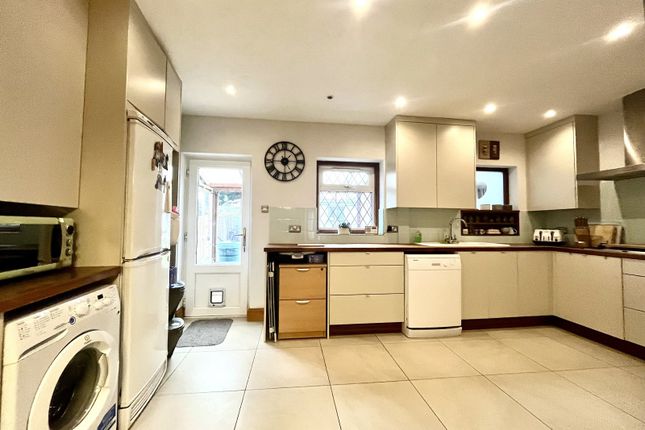 9, Marston Avenue, Chessington photo 3