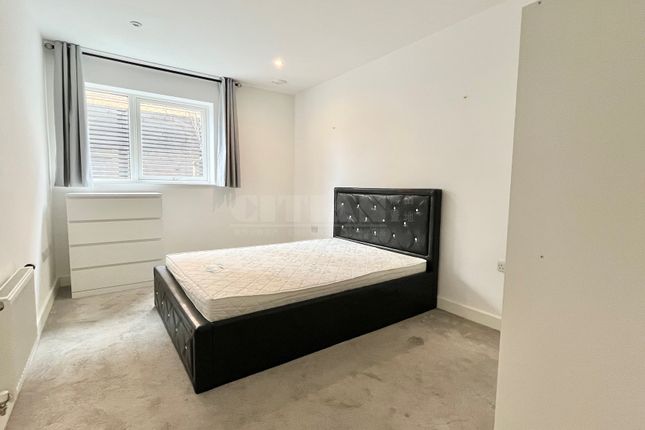 Town house to rent in Medlar Street, Camberwell, London