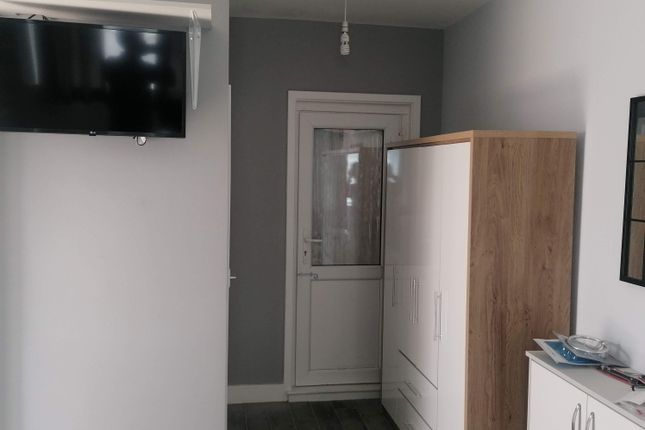 Flat to rent in Great South West Road, Hounslow