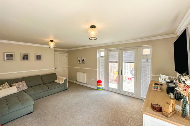 13, Leys Close, Corby photo 3