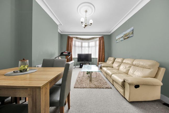 439, Whalebone Lane North, Romford photo 2
