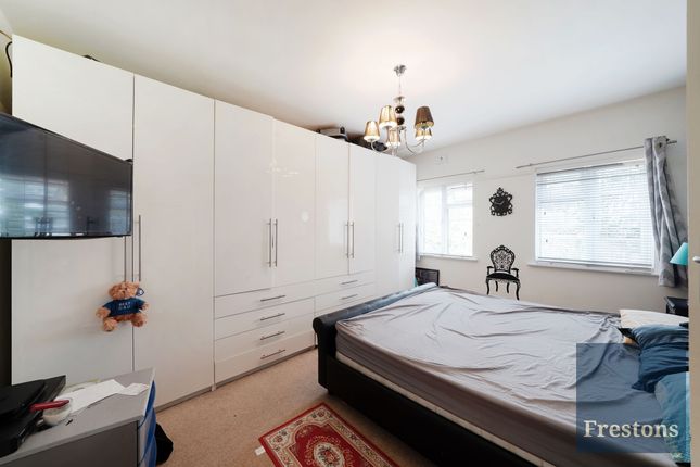 Flat for sale in The Coppice, Barnet