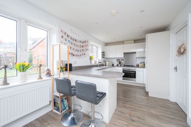 15 Eames Crescent, Horley photo 4