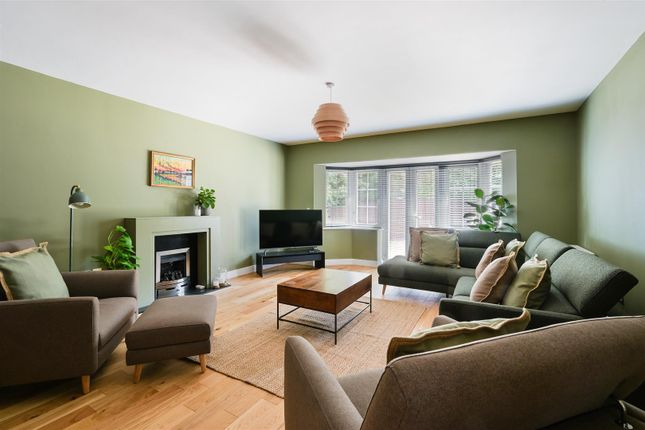 2, Killowen Close, Tadworth photo 3