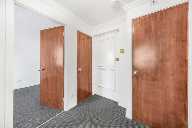 45, Redwood Gardens, London photo 4
