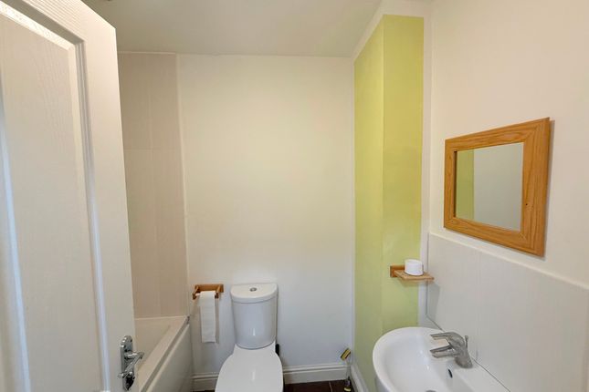 Room 1, 39 Kirk Way, Colchester photo 5