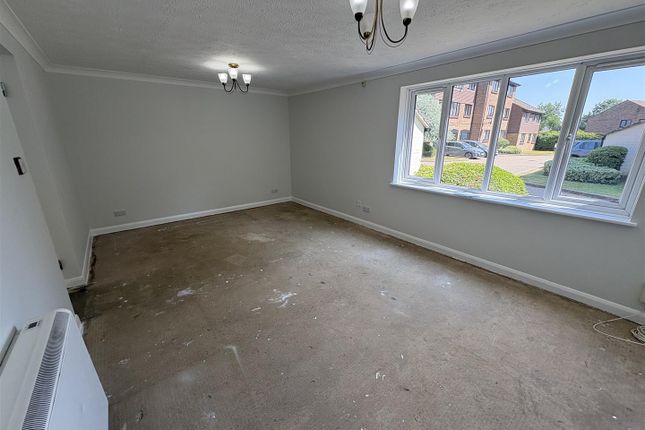14, Connaught Gardens, Crawley photo 4