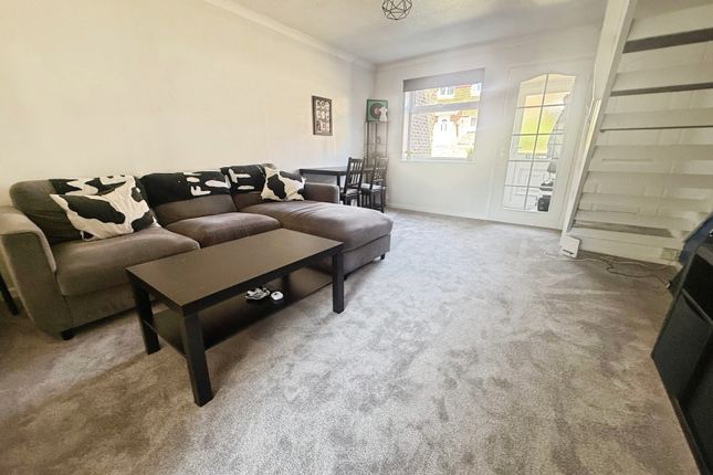 8, Avon Close, Reading photo 3