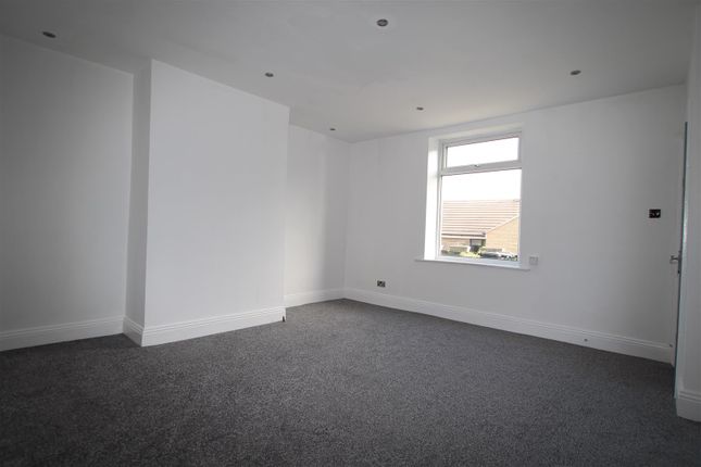 11, Myrtle Grove, Bradford photo 4