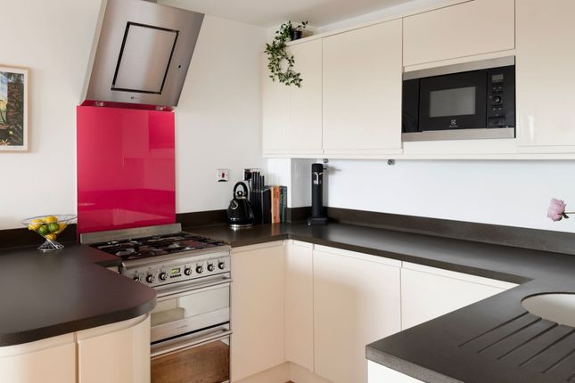 Apt 75, Galleria Court Sumner Road, London photo 2