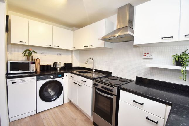 4, Turner Drive, Brierley Hill photo 2