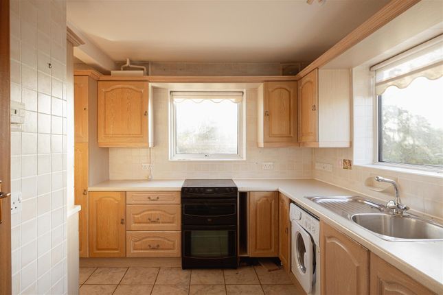 1, Bushetts Grove, Redhill photo 3