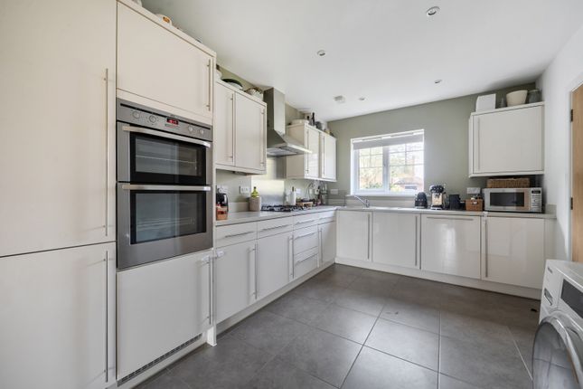 4, Foxglove Drive, Maidenhead photo 4