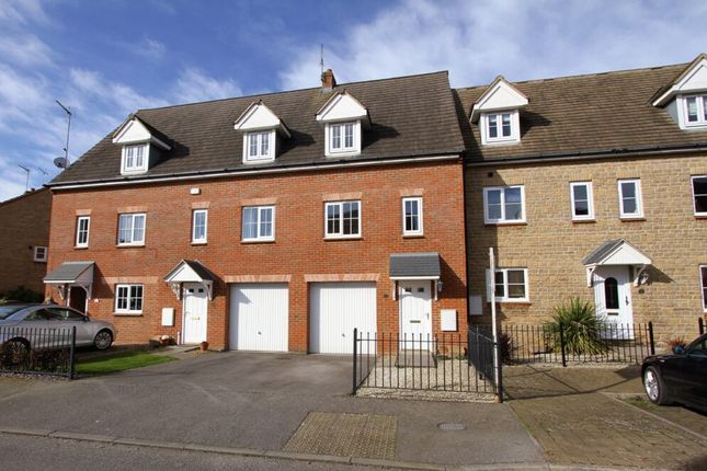 Town house to rent in Ashmead Road, Banbury, Oxon