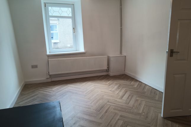 6 Aman court, Aman Court, Aberdare photo 3