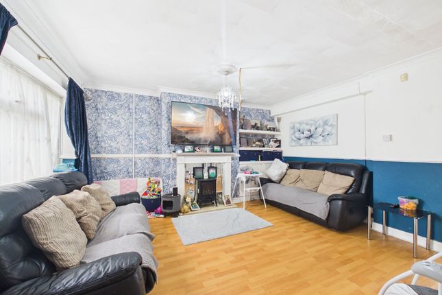 97 Larkswood Road, Stanford-Le-Hope photo 2