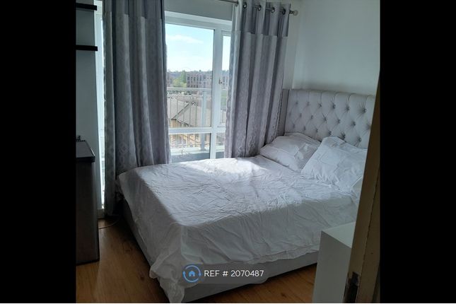 Room to rent in Heritage Avenue, London