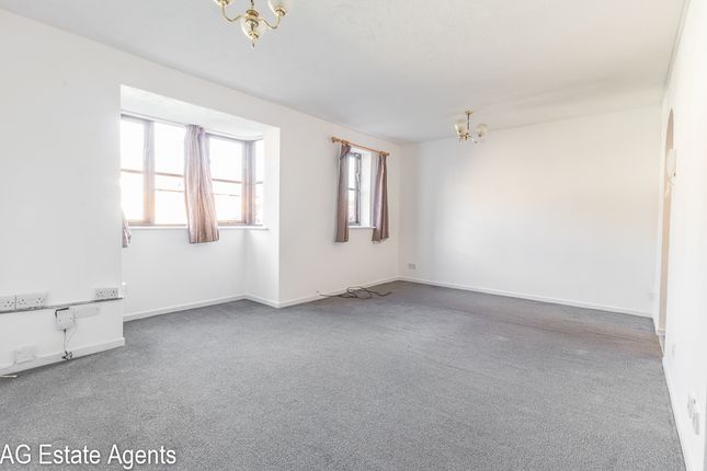 136 Summerset Gardens, London photo 2