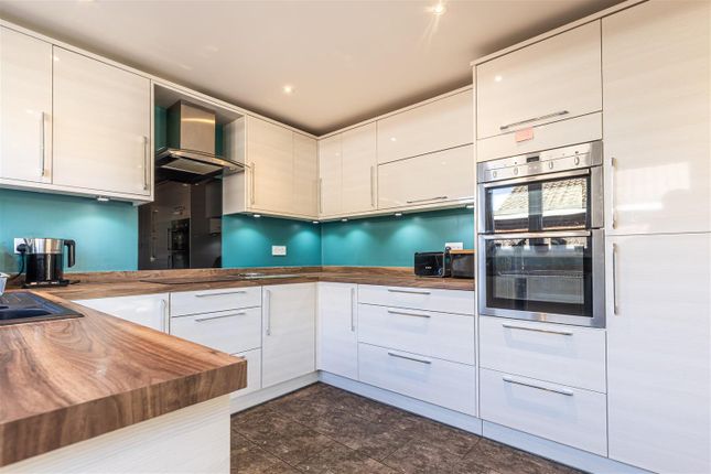 19, Theydon Place, Epping photo 4
