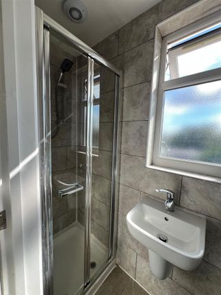 72, Overton Drive, Romford photo 4