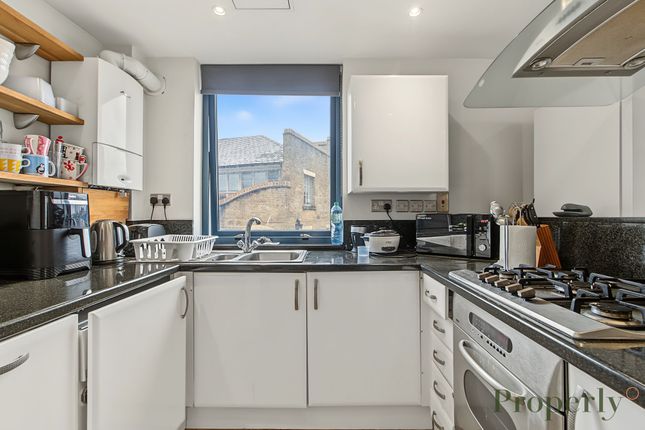 Flat 19, 21 Three Oak Lane, London photo 4