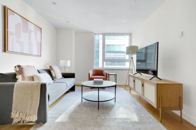 Flat for sale in Hanover House, St George Wharf, London