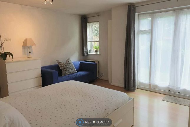 Flat, Parkview Court Broomhill Road, London photo 3