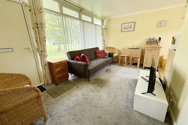 3, Broadside Chalet Park, Stalham photo 2