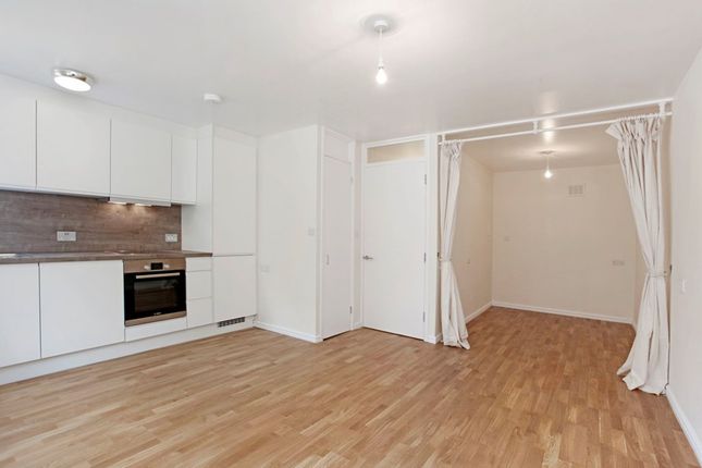 8 Bertha Neubergh House Denmark Road, London photo 3