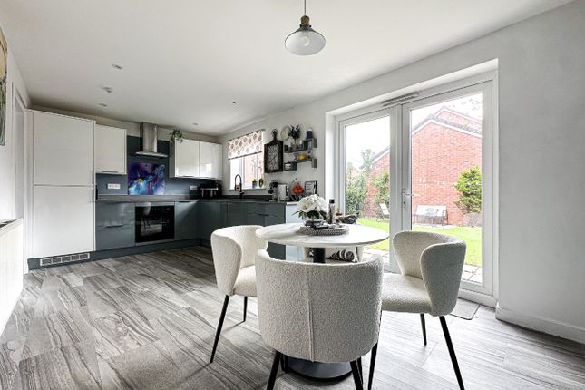 95 Hob Close, Monkton Heathfield, Somerset photo 3