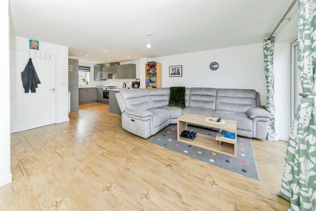 6, Woodfield, BURGESS HILL photo 3