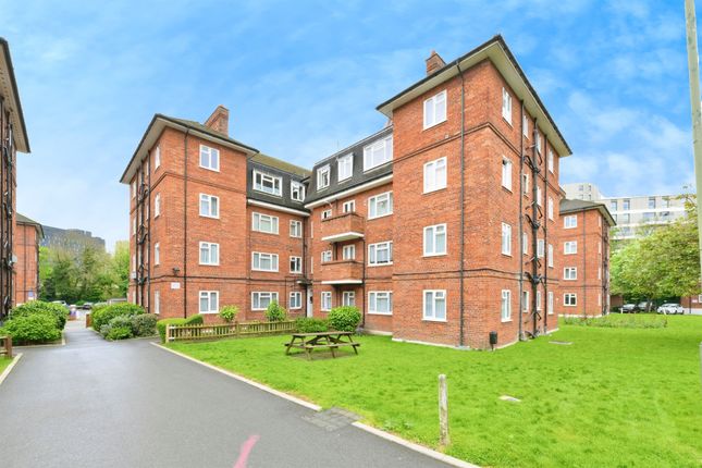 Flat for sale in North End Road, Wembley