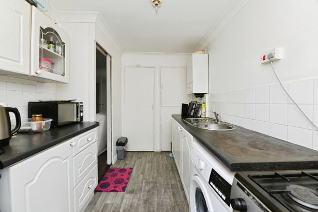 4 Chulmleigh Court,, Gordon Road, Brentwood photo 4