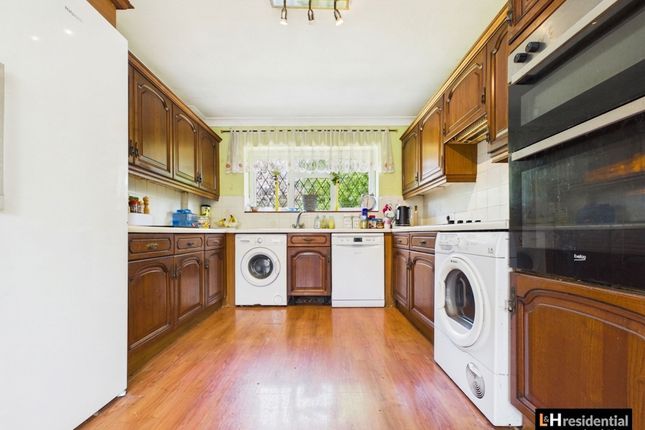13 Kenilworth Close, Borehamwood photo 2