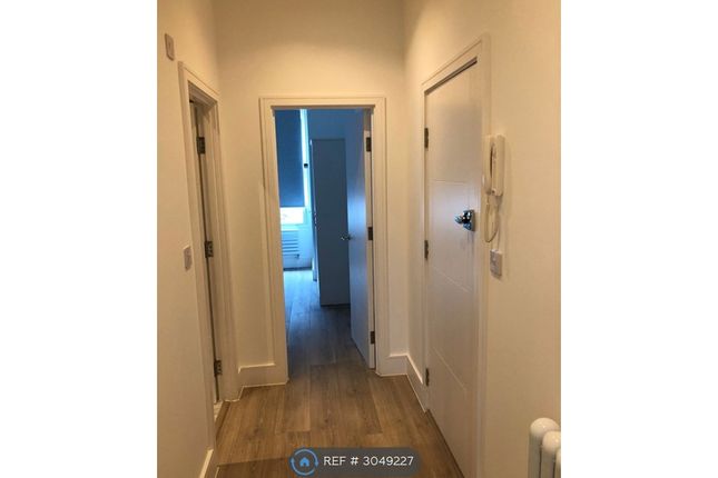 Flat, Second Avenue, London photo 5