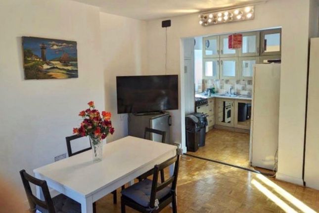 5, Envill Court, Cazenove Road, London photo 3