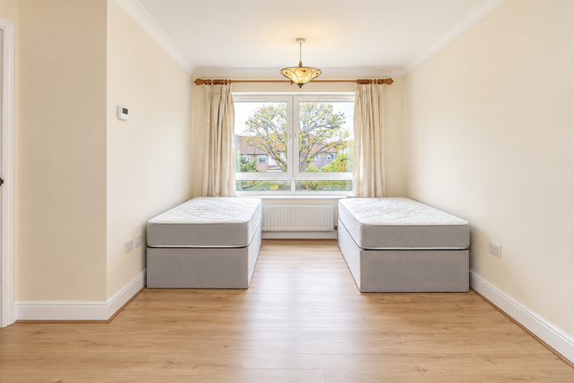 Flat 12, Clarendon Court 1a, Pollard Road, Morden photo 2