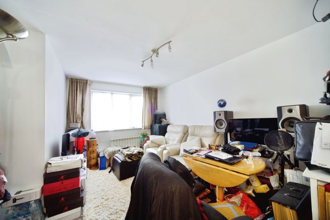 20, Cobbett Close, Enfield photo 2