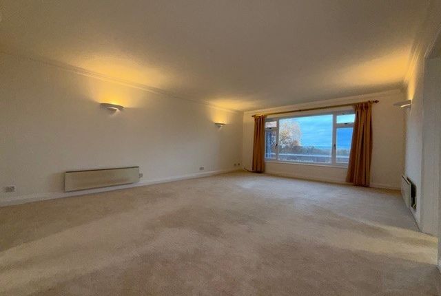 14, Farington Acres, Weybridge photo 2